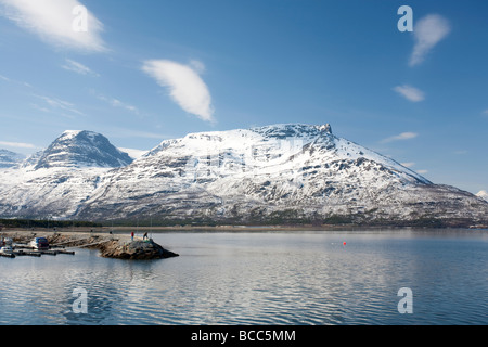 Berge, die entlang des Hafen von Skibotn Storfjord-Norwegens Stockfoto