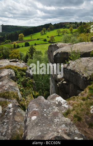 Ein beliebtes Ziel für Kletterer - Gritstone Aufschlusses bekannt als Cratcliff Tor auf Harthill Moor im Peak District Stockfoto