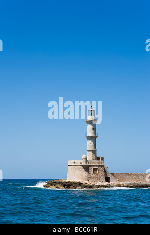 Der Leuchtturm in der alten venezianischen Hafen, Chania, Provinz Chania, Kreta, Griechenland Stockfoto