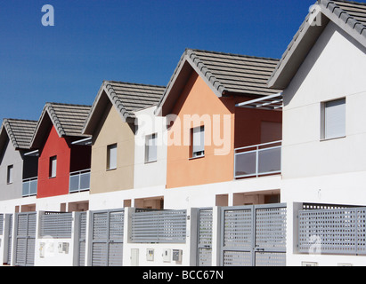 Reihe von bunten Häuser neu, Doppelhaus auf Gran Canaria auf den Kanarischen Inseln Stockfoto