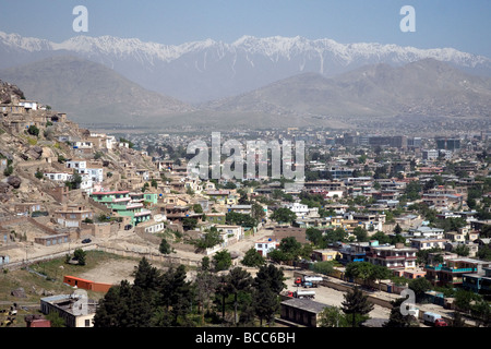 Eine Ansicht von Kabul, Afghanistan, von Koh-e Asmai, genannt im Volksmund TV Berg, die Schnee bedeckten Koh-i-Baba-Gipfel jenseits Stockfoto