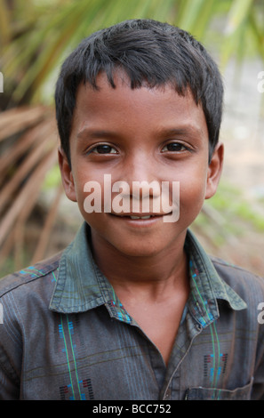 Porträt eines indischen Jungen, der gesponsert wird, um eine Ausbildung zu erhalten. Stockfoto