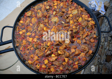 Kochen Paella spanische Paella wahrscheinlich Spaniens bunt und berühmten gastronomischen Genuss. Spanisches Essen. Stockfoto