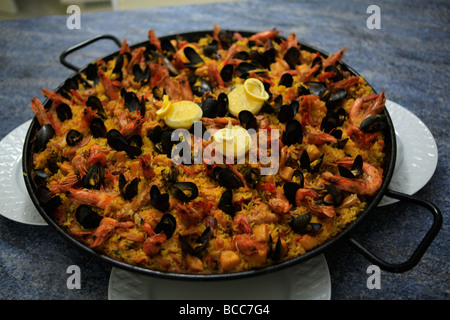 Kochen Paella spanische Paella wahrscheinlich Spaniens bunt und berühmten gastronomischen Genuss. Spanisches Essen. Stockfoto