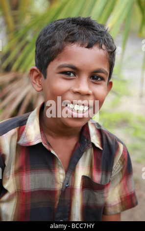 Porträt eines indischen Jungen, der gesponsert wird, um eine Ausbildung zu erhalten. Stockfoto