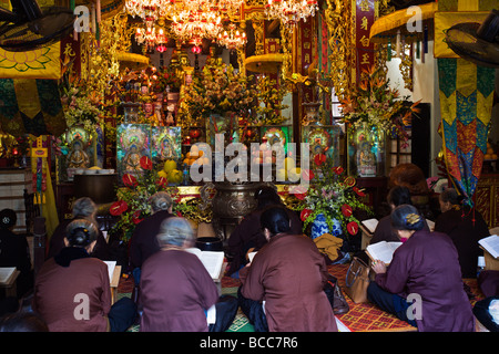 Frauen beten im Tempel befindet sich neben einer Säule-Pagode in der Ho Chi Minh Mausoleum Complex in Hanoi Stockfoto