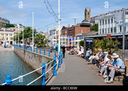 Touristen, die Entspannung im Hafen von Torquay, Devon, uk Stockfoto