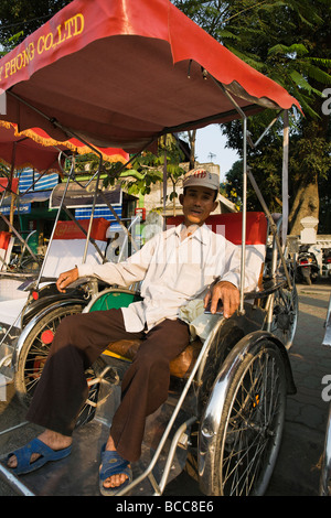 CYCLOS Fahrer ruht am Schnittpunkt von D Tranh Nien und Pho Quan Tranh Truc Bach See in Hanoi Stockfoto