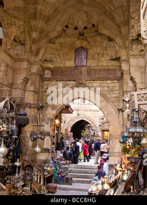 Alte steinerne Tor im Khan El-Khalili-Basar in Alt-Kairo Stockfoto