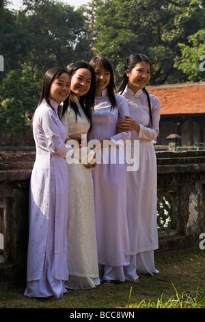 Vier wunderschöne junge Frauen gekleidet in Ao Dai s bei den Literaturtempel in Hanoi Stockfoto