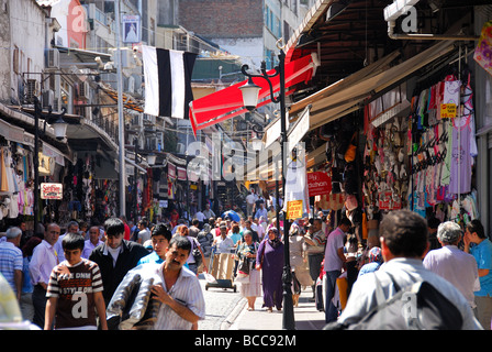 ISTANBUL, TÜRKEI. Einer belebten Einkaufsstraße in Cagaloglu zwischen den großen Basar und das Goldene Horn. 2009. Stockfoto