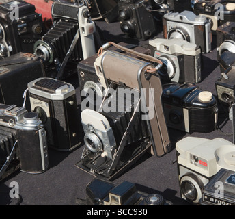 Auswahl von Sammler-Kameras angelegt bei einem Boot-Verkauf Stockfoto