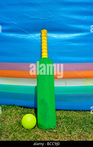 Ein Kricketschläger gelehnt eine Windjacke. Stockfoto