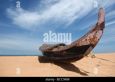 Traditionelle Fischerboote an einem langen Sandstrand am Stadtrand von Thiruvananthapuram in Kerala, Indien. Stockfoto