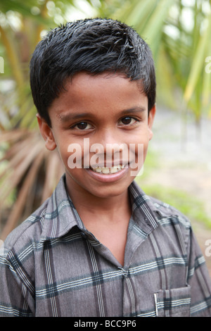 Porträt eines indischen Jungen, der gesponsert wird, um eine Ausbildung zu erhalten. Stockfoto