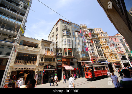 ISTANBUL, TÜRKEI. Die Einkaufsstraße Istiklal Caddesi im Stadtteil Beyoglu. 2009. Stockfoto