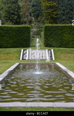 neue lange Teich und Springbrunnen im restaurierten ummauerten Garten am Glenarm Burg County Antrim-Nordirland Vereinigtes Königreich Stockfoto