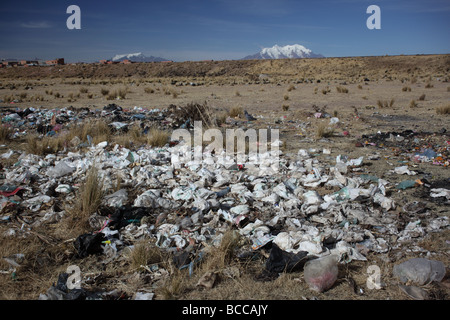 Abfälle Einwegwindeln, Mt Illimani im Hintergrund, Viacha, in der Nähe von La Paz, Bolivien Stockfoto