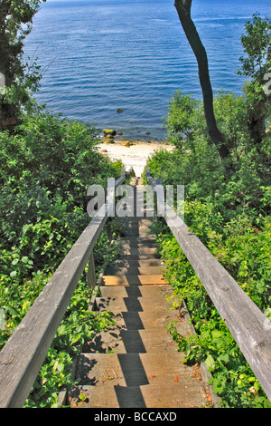 Lange und steile Treppe zum Strand an der Nordküste von Long Island, NY USA Stockfoto