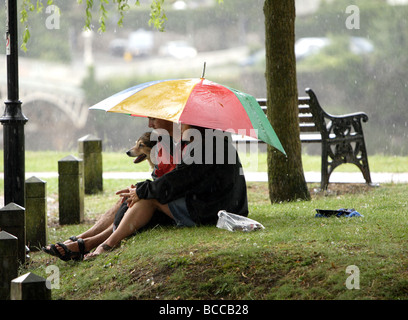 Paar UND TIERHEIM UNTER DEM DACH Stockfoto