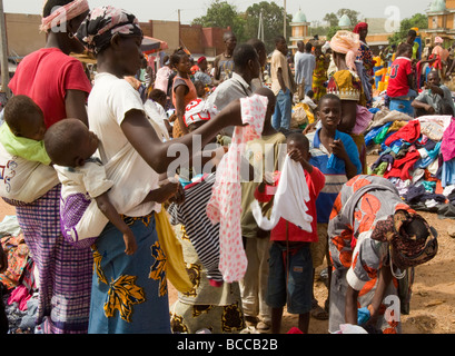 Burkina Faso. Lobi-Land. Wochenmarkt in Gaoua. Verkauf von gebrauchter Kleidung. Stockfoto