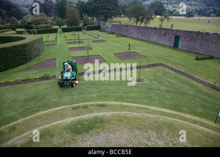 Gärtner Mähen des Rasens von den ummauerten Garten bei Glenarm Burg County Antrim-Nordirland Vereinigtes Königreich Stockfoto