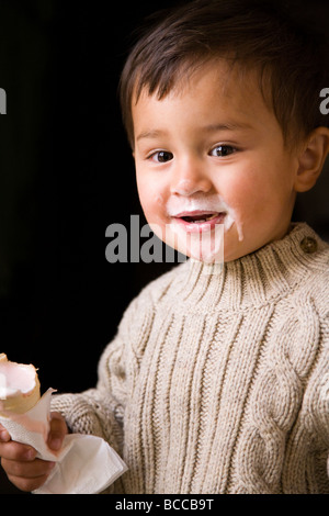 Junge essen Eis in einem Kegel. Stockfoto