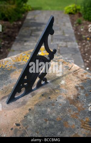 Sonnenuhr zeigt 12:00 im ummauerten Garten am Glenarm Burg County Antrim-Nordirland Vereinigtes Königreich Stockfoto