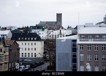 Blick auf Innenstadt von Reykjavik, vom berühmten Hotel Borg gesehen. Landakotskirkja katholische Kirche (C). Die Innenstadt von Reykjavik Island Stockfoto