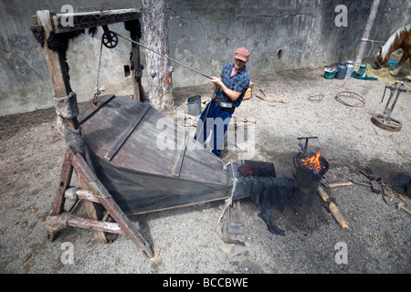 Ein Schmied seinen Blasebalg in Betrieb. Forgeron Actionnant Sohn Soufflet de Forge. Stockfoto