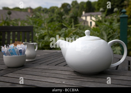 weiße Teekanne in der Teestube der ummauerten Garten bei Glenarm Burg County Antrim-Nordirland Vereinigtes Königreich Stockfoto