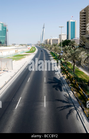 Drei Fahrspuren Straße in Manama, Bahrain-Königreich von oben gesehen Stockfoto