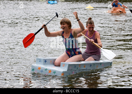 Papier-Regatta, Elstead Graben, Elstead, Farnham, Surrey UK Stockfoto