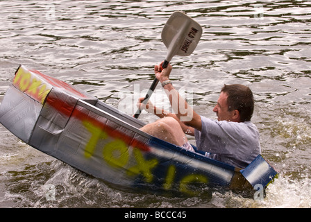 Papier-Regatta, Elstead Graben, Elstead, Farnham, Surrey, UK. Stockfoto