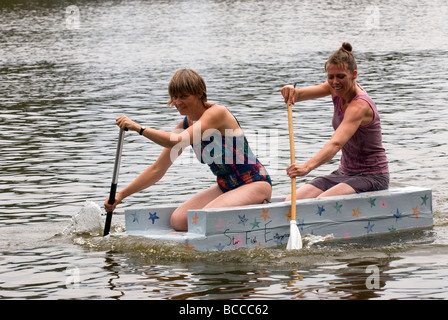 Papier-Regatta, Elstead Graben, Elstead, Farnham, Surrey UK Stockfoto