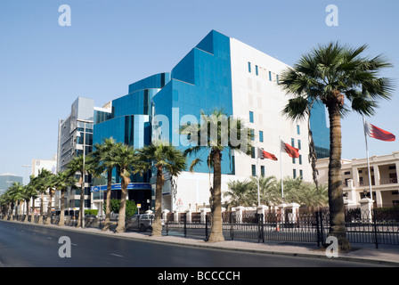 Straße mit Handel und Bürogebäuden in Manama, Königreich von Bahrain Stockfoto