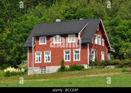 Nordic Haus Ufer, Nord Fjord, Nordfjordeid Sogn Og Fjordane, Norwegen Stockfoto