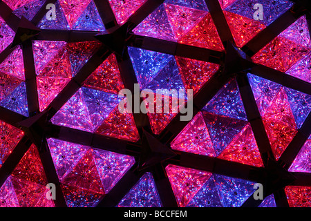 Closeup von NYC New Silvester Waterford Crystal Ball, am Times Square, zum 100. Jubiläum der Tradition. Stockfoto