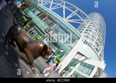 Bronze Stier-Statue und Rotunde-Gebäude in Birmingham Bullring West Midlands England UK United Kingdom GB Großbritannien britische Stockfoto