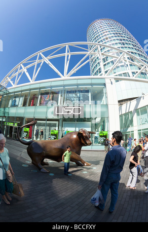 Vater nehmen Foto von Sohn vor Bronze Stier-Statue und Rotunde-Gebäude in Birmingham Bullring West Midlands England UK Stockfoto