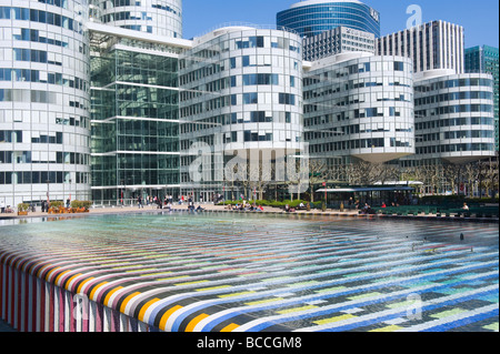Coeur Verteidigung Gebäude farbigen Pool im Vordergrund La Defense Paris Frankreich Stockfoto
