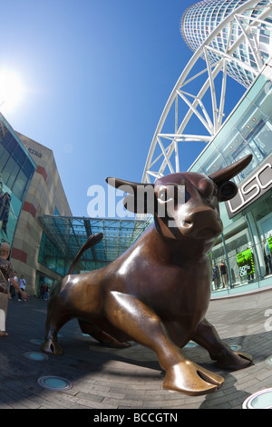 Bronze Stier-Statue und Rotunde Gebäude in Birmingham Bullring West Midlands England UK United Kingdom GB Great Britain Stockfoto