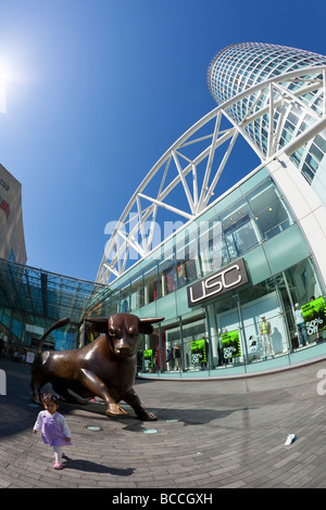 Junge britische Asiatin Kind vor Bronze Stier-Statue und Rotunde Gebäude in Birmingham Bullring West Midlands England Stockfoto