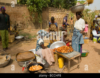 Burkina Faso. Lobi-Land. Wochenmarkt in Gaoua. Hirse Krapfen. Stockfoto