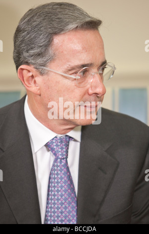 Präsident Álvaro Uribe Velez von Columbia trifft sich mit US-Präsident Barack Obama im Oval Office des weißen Hauses. Stockfoto