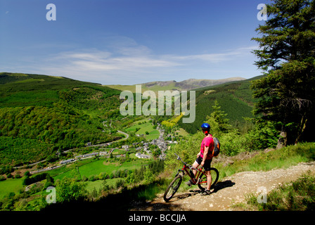 Cadair Draufsicht Corris im Dyfi Wald auf der Suche nach Cadair Idris Snowdonia und Dulas Tal Powys Mid Wales Großbritannien Stockfoto