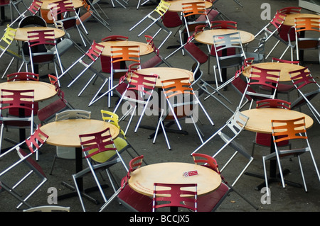 Tische und Stühle in einer Cafeteria. Stockfoto