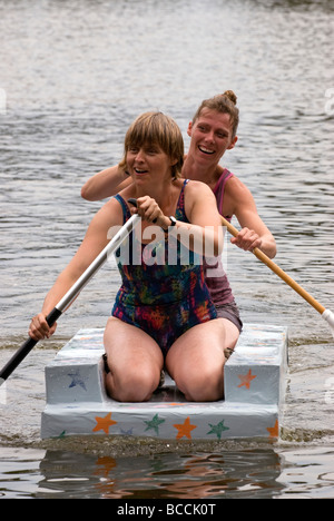 Papier-Regatta, Elstead Graben, Elstead, Farnham, Surrey UK Stockfoto