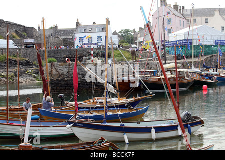 Portsoy Hafen in Aberdeenshire, Schottland, besetzt mit Schiffen für die jährlichen schottischen traditionellen Boat Festival-Wochenende Stockfoto