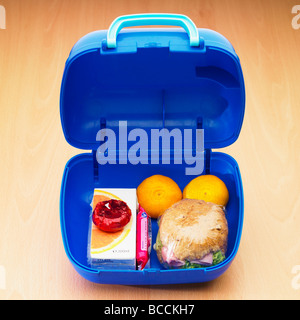 Eine Kinderschule gesunde Lunchbox / Lunchpaket mit Vollkornrolle, zwei Satsumas Obst, leichten Käse, Orangensaft und einem süßen Keks. Stockfoto